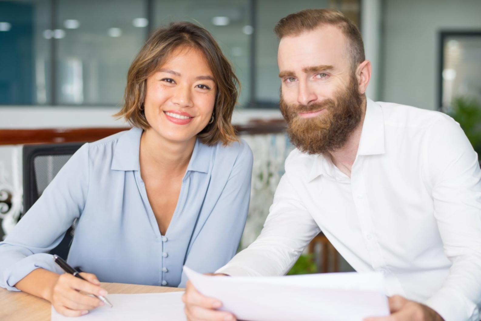 Studierende lernt flexibel online mit Laptop